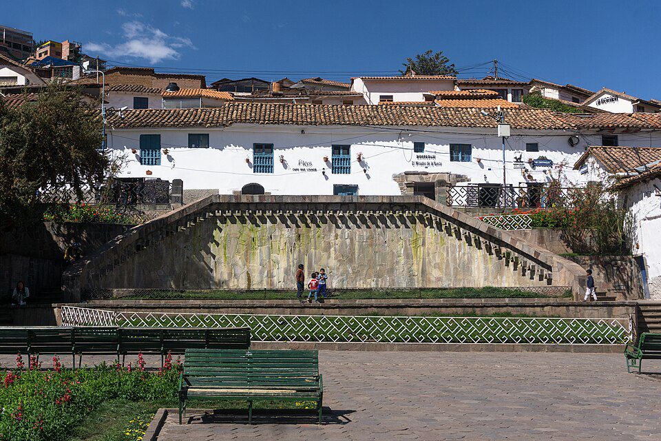 san blas vs historic center cusco - plaza